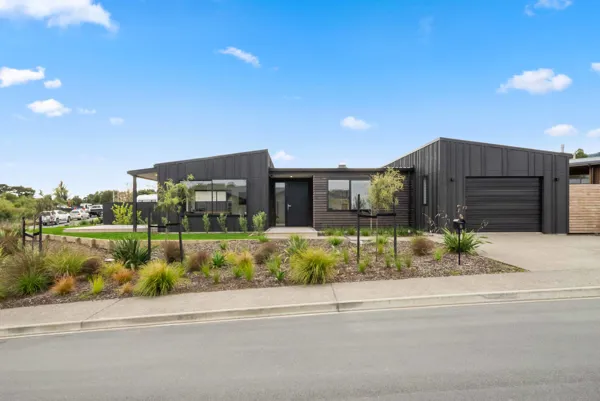 Anderson Park, Waikanae house image